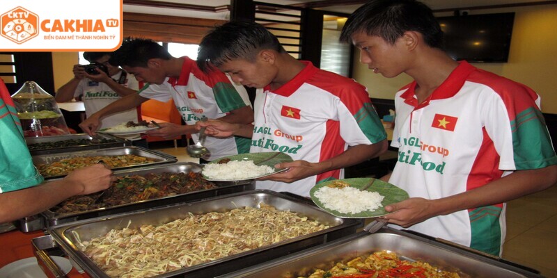 Cầu thủ chuyên nghiệp thường đi kèm nhiều rau xanh trong chế độ